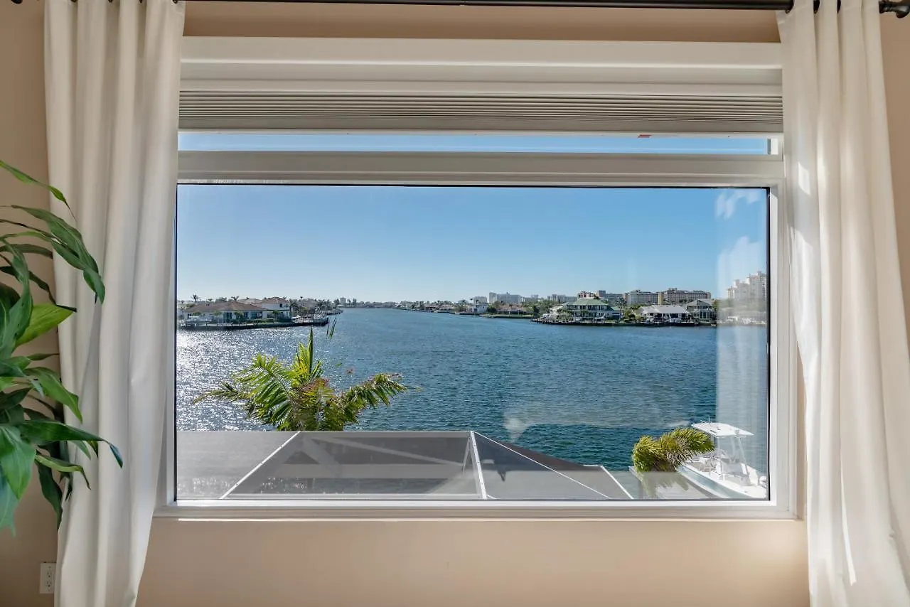 Southern Exposure I Waterfront 5 Bed House I Wide Water Views Of Landmark Bay