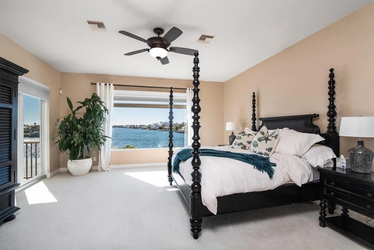 Holiday home Southern Exposure I Waterfront 5 Bed House I Wide Water Views Of Landmark Bay *