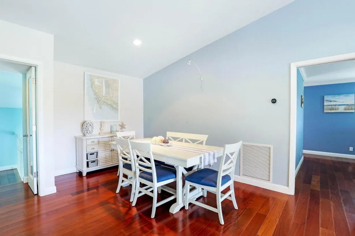 1187 Bond Court Holiday home