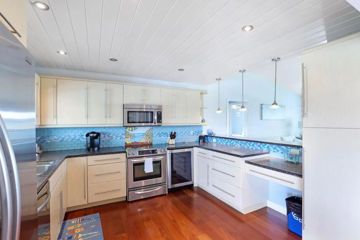 1187 Bond Court Holiday home