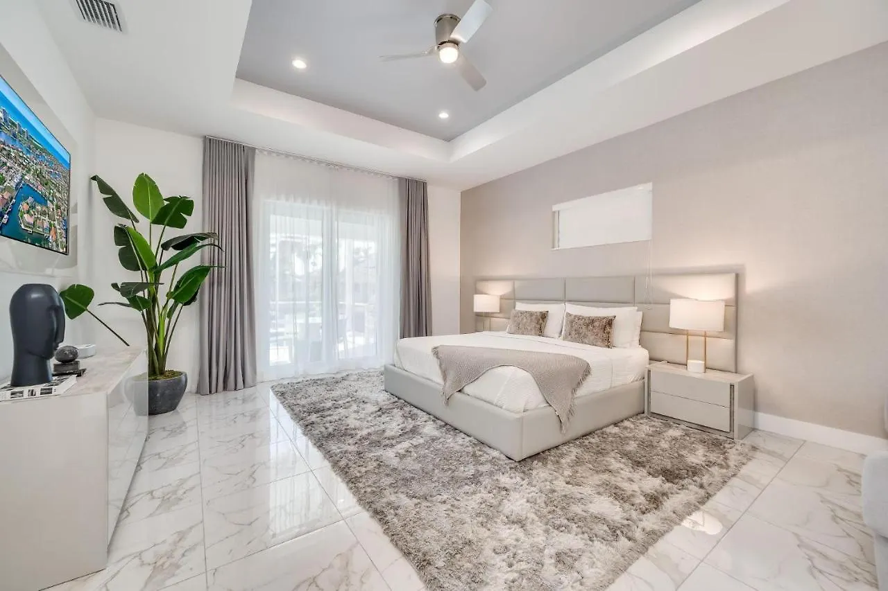 2017 Built Waterfront W/ Heated Pool, Hot Tub & Two Master * Marco Island