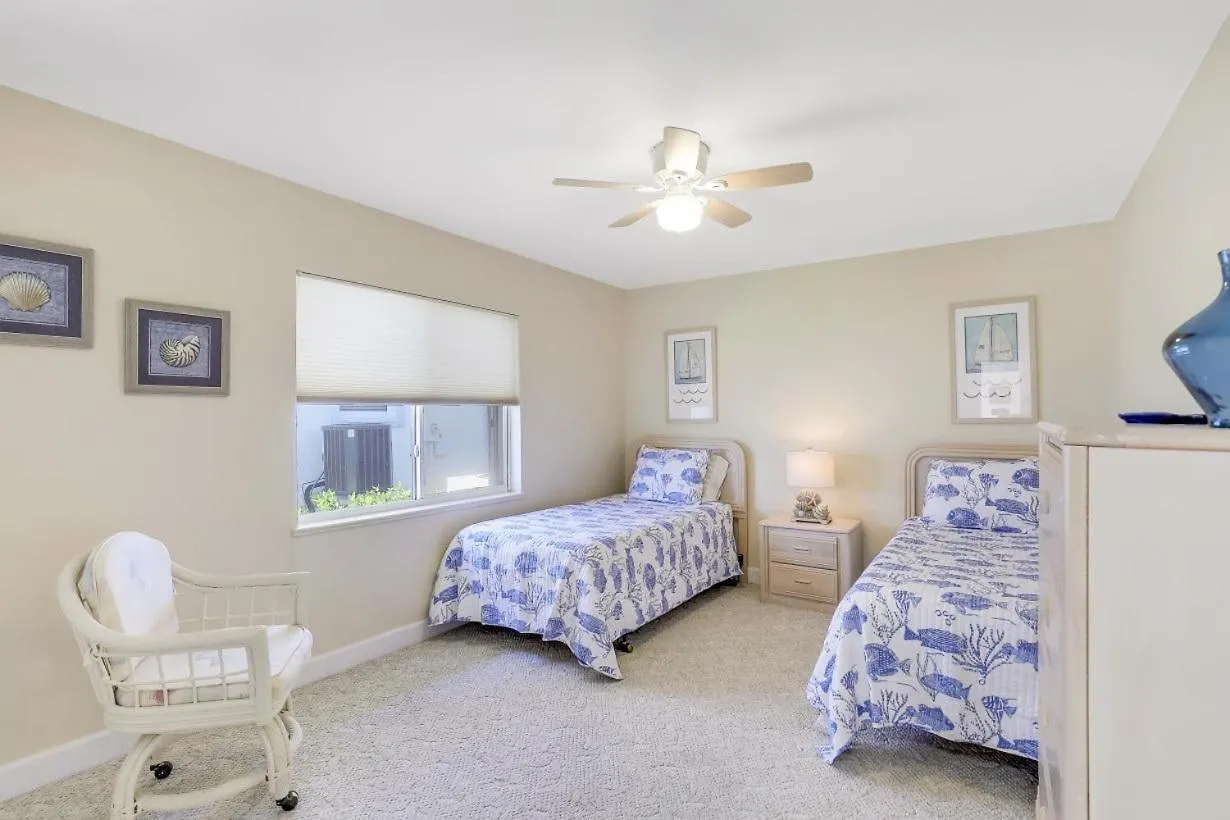 Holiday home 1221 Lamplighter Court *