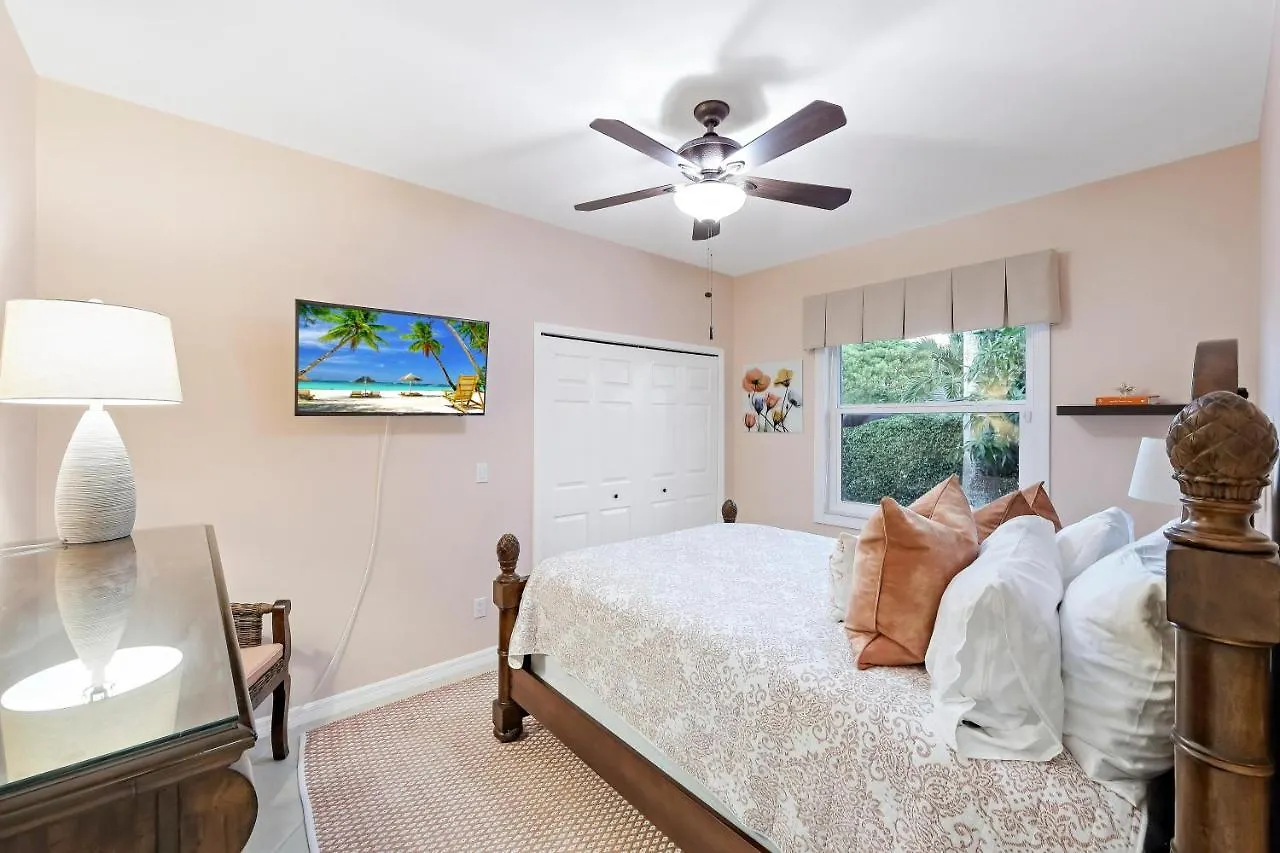 389 Colonial Avenue Holiday home *
