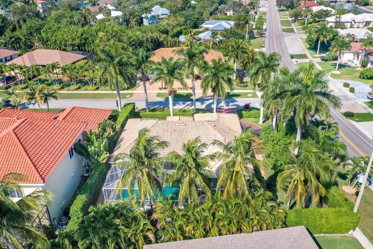 389 Colonial Avenue Holiday home