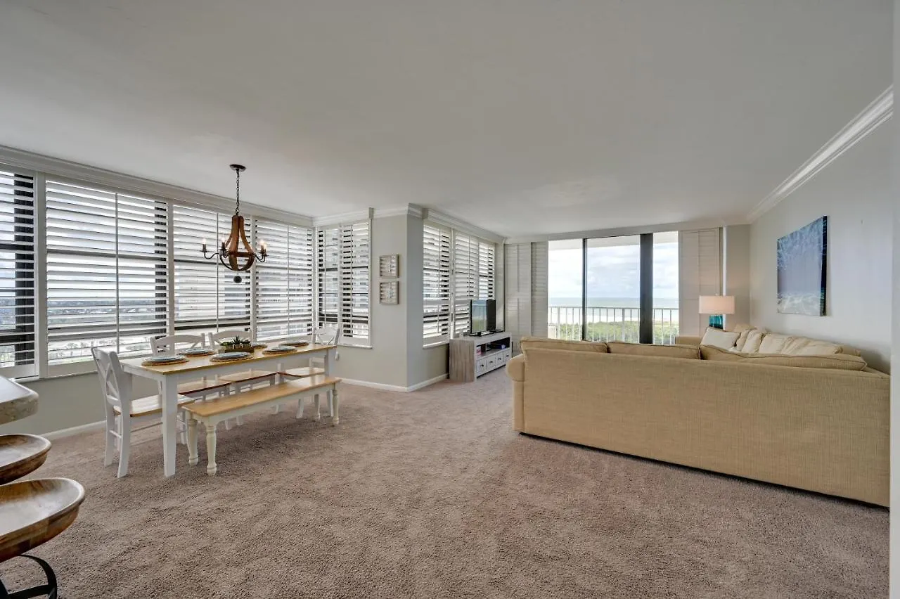 Cozy Coastal With Pool Access Steps To Beach! Apartment *