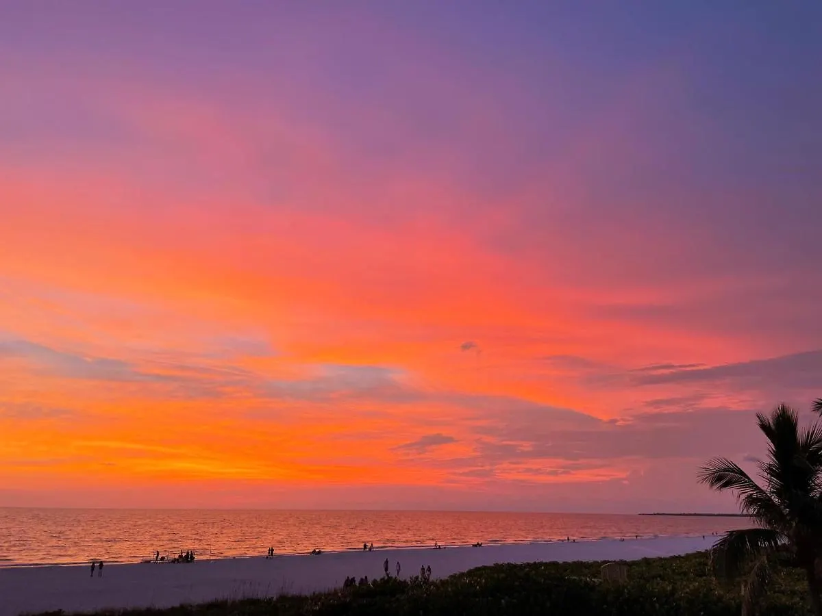 Soft, Sandy Beaches I Long Views From Premiere Over-sized Balcony! Holiday home