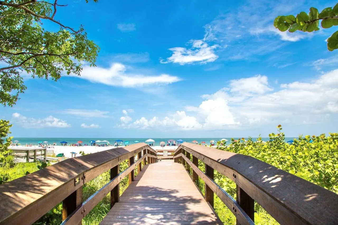 Soft, Sandy Beaches I Long Views From Premiere Over-sized Balcony! Holiday home