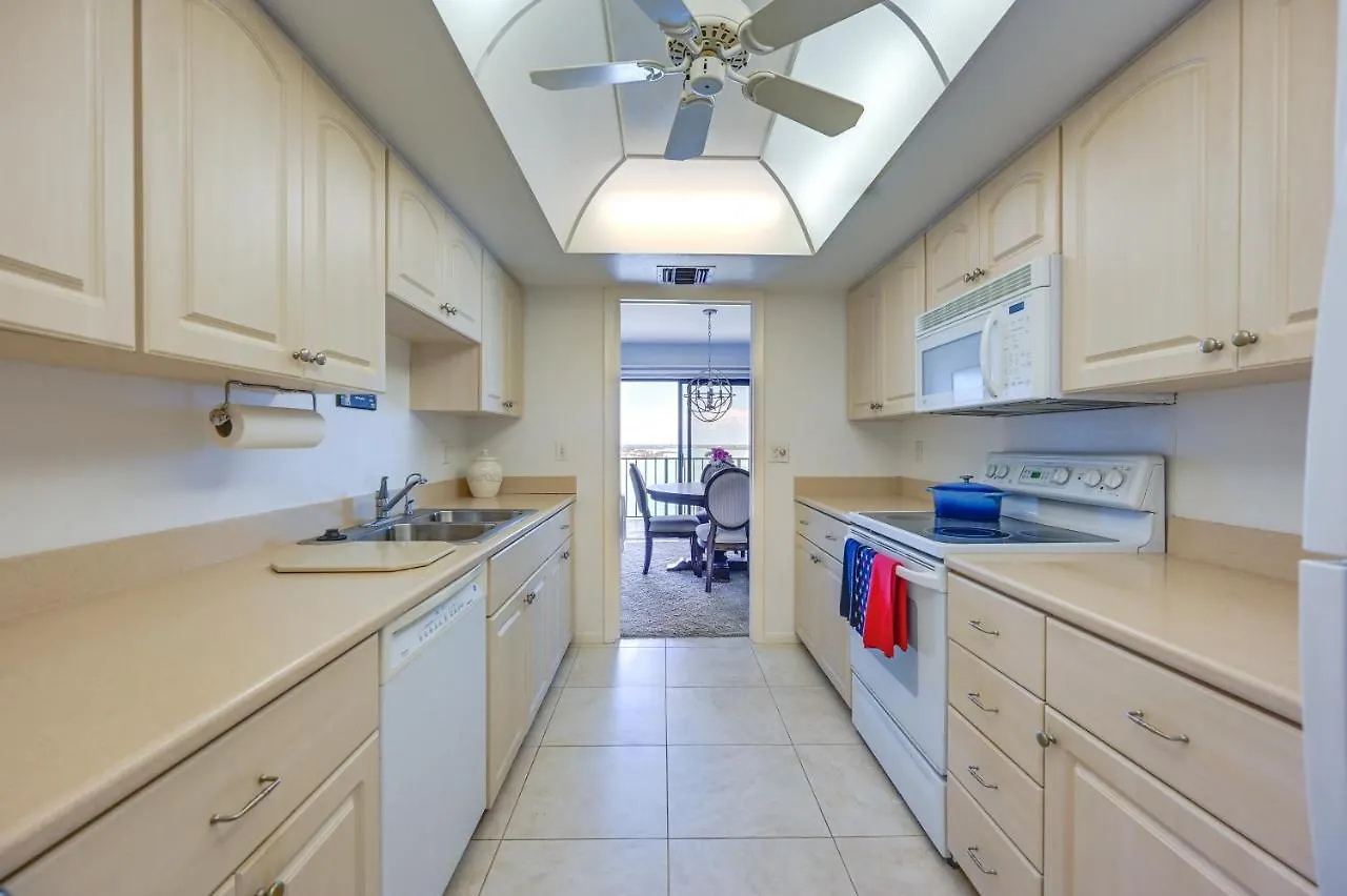 With Resort-style Amenities! Apartment Marco Island
