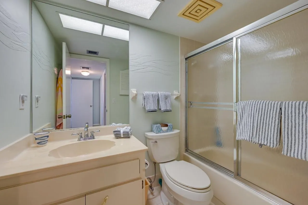With Resort-style Amenities! Apartment Marco Island