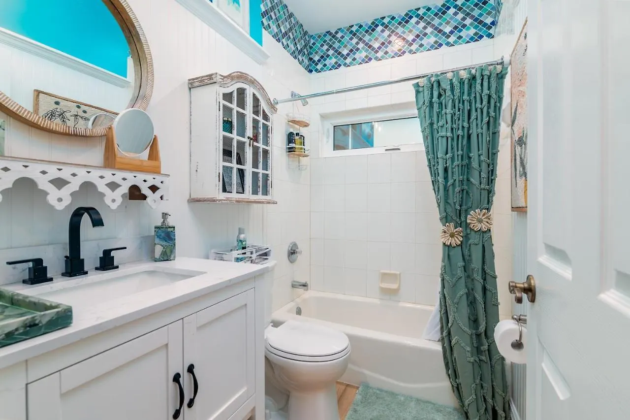Goldenrod House Is Your Golden Ticket To Paradise! Holiday home *