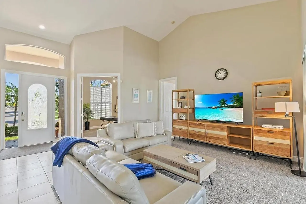 Mile From Access, Spacious And Redone, Heated Pool! Holiday home Marco Island