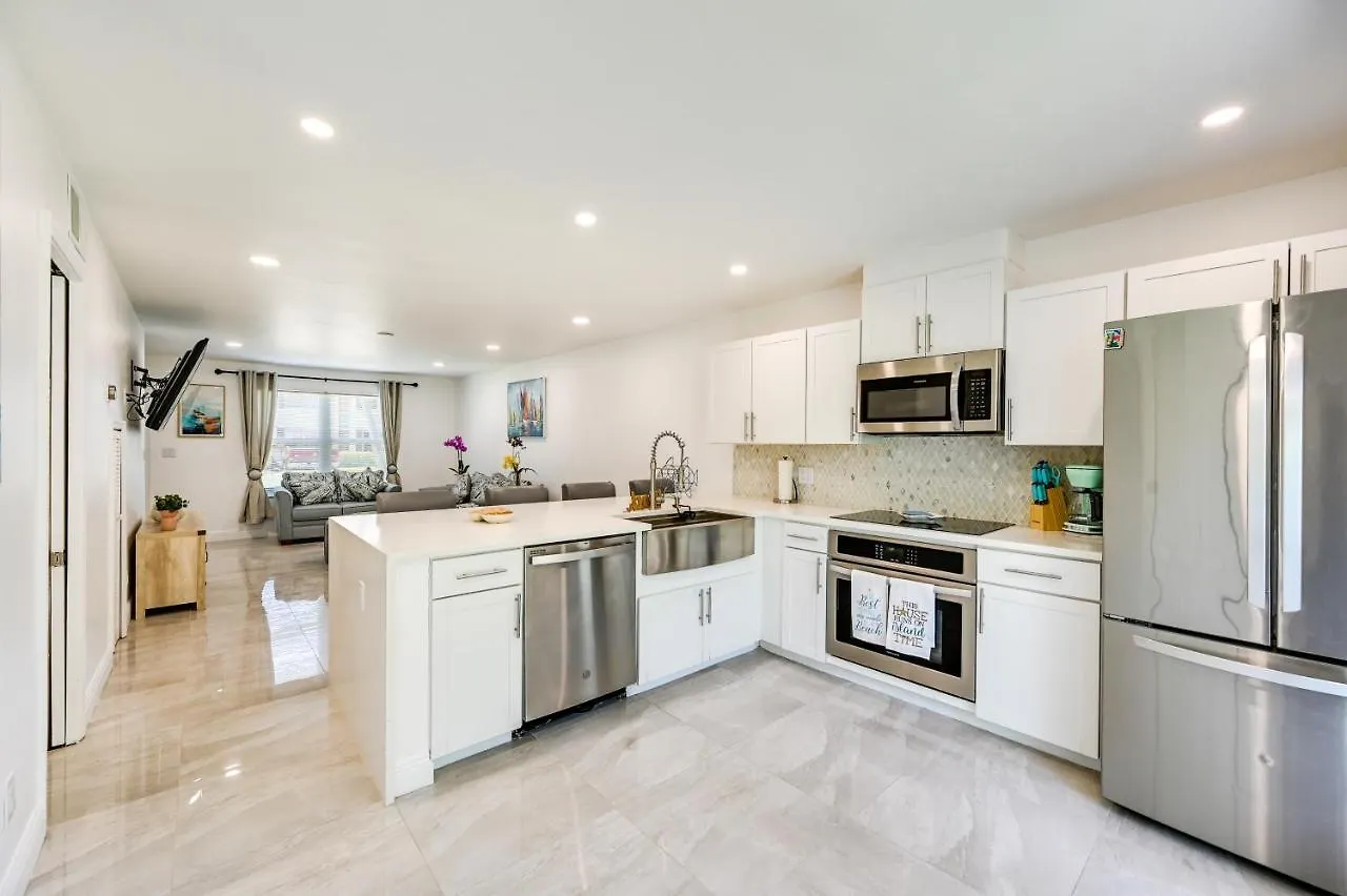 Townhome 2 Mi To Beaches! Holiday home Marco Island
