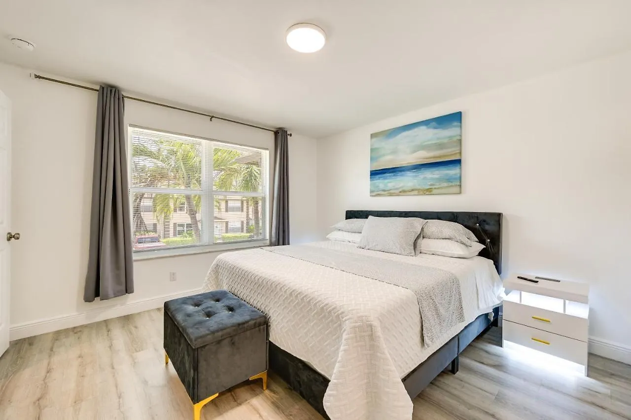 Townhome 2 Mi To Beaches! *