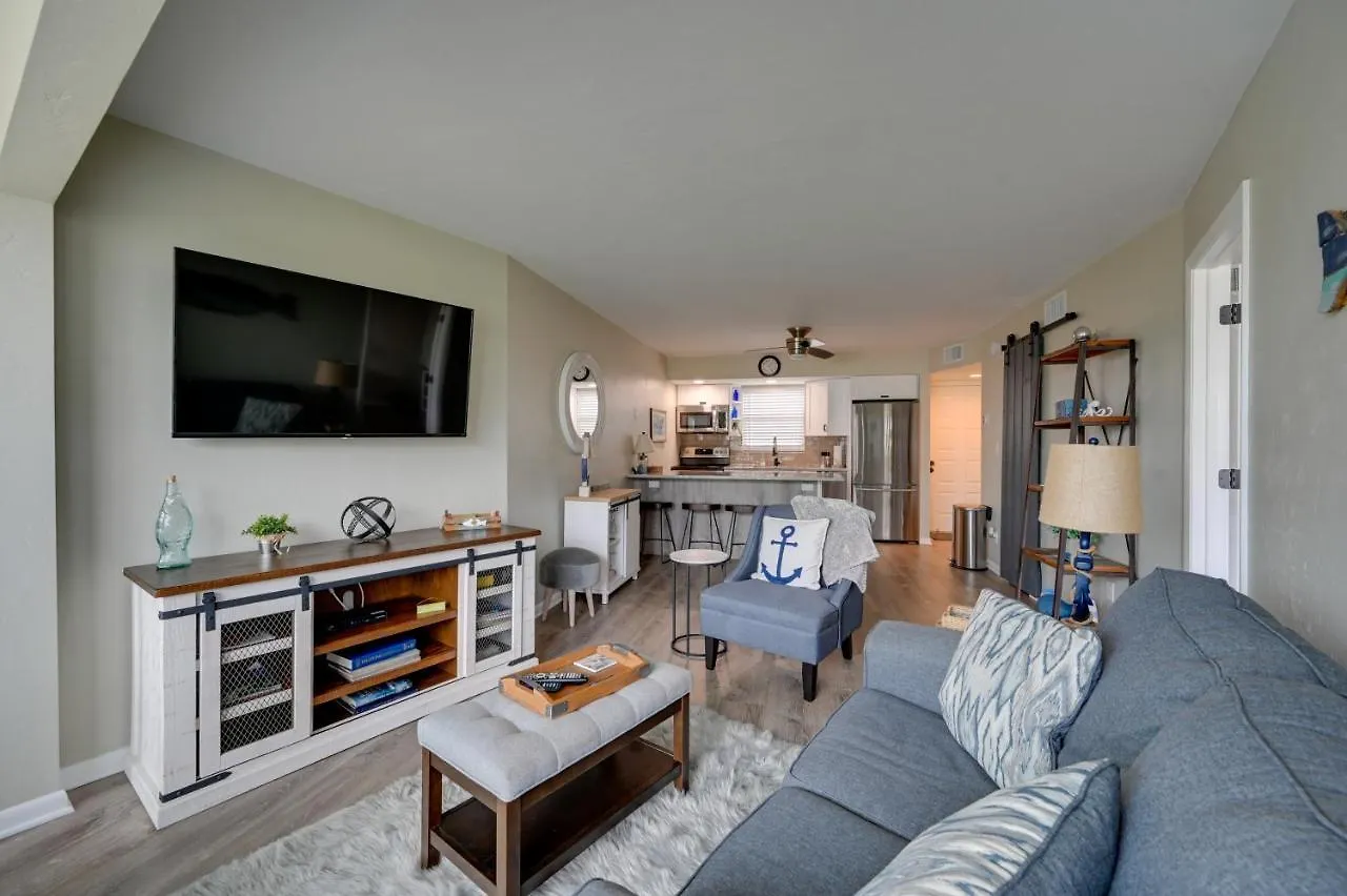 Apartment Waterfront With Pool And Hot Tub! *