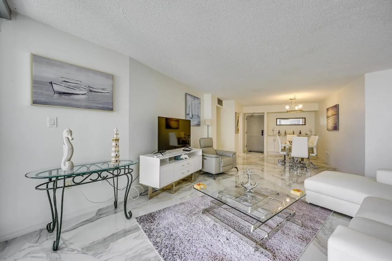 Apartment Beachfront With Pool Access!