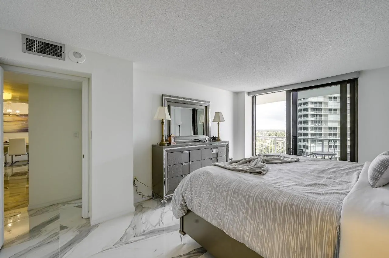 Beachfront With Pool Access! Apartment