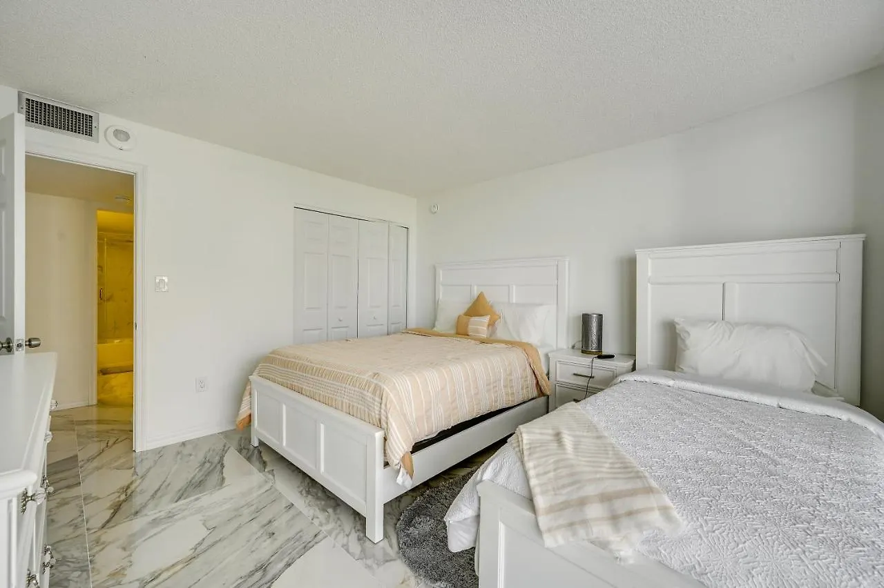 Apartment Beachfront With Pool Access! *
