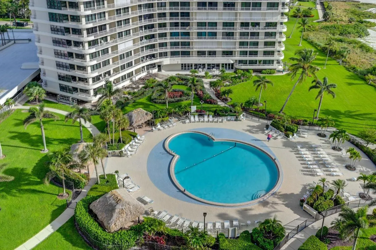 Beachfront With Pool Access! Apartment *