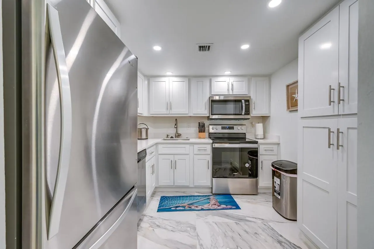 Beachfront With Pool Access! Marco Island