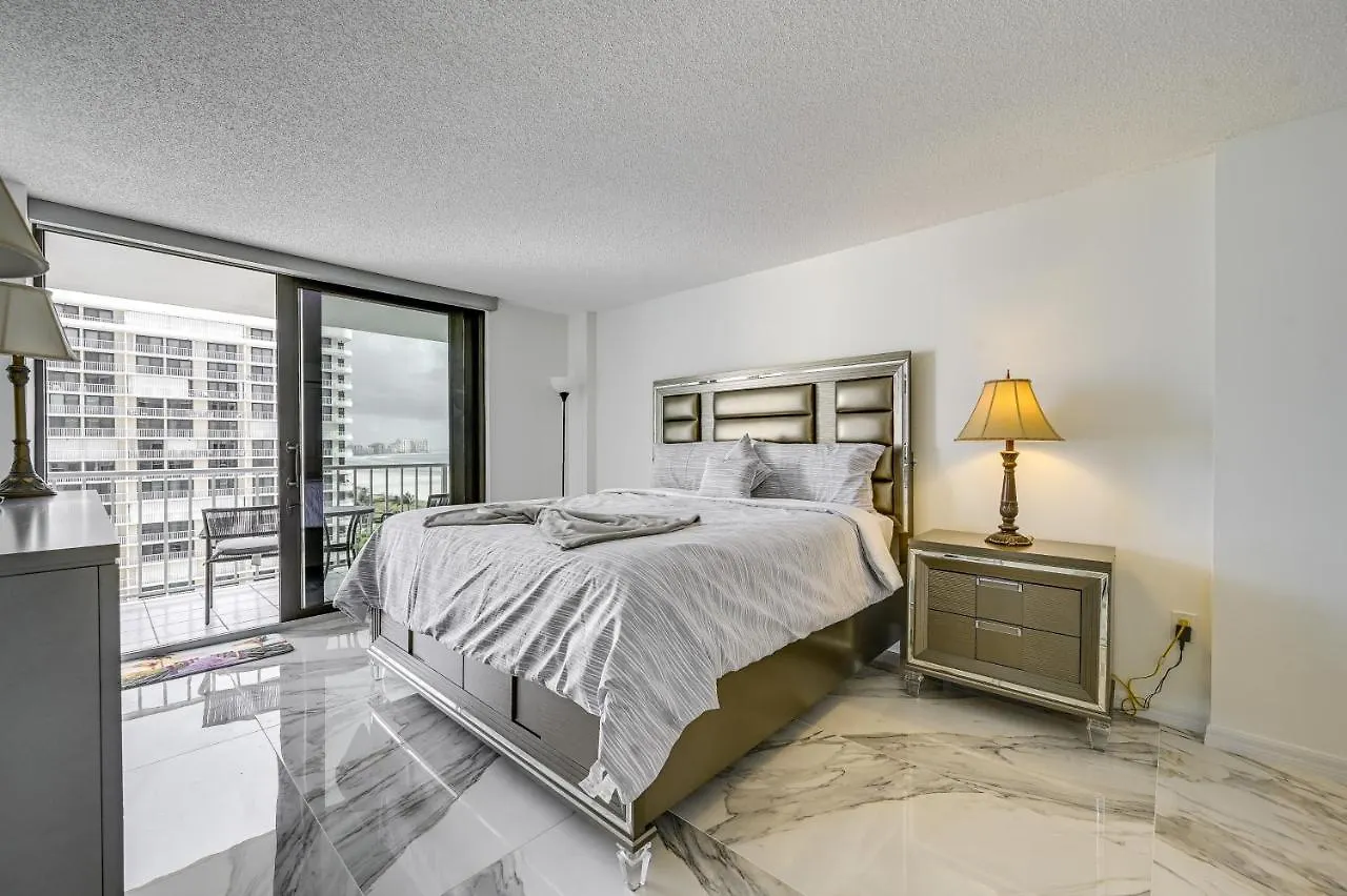 Beachfront With Pool Access! Apartment