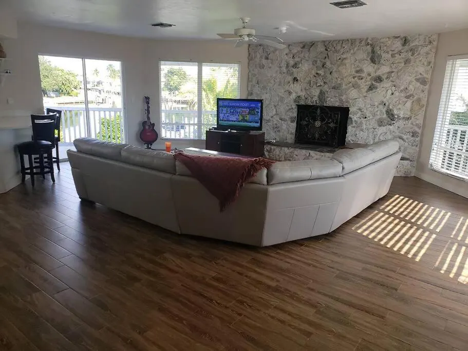 Holiday home Private, Peaceful, Waterfront Home. Pets/boats Ok