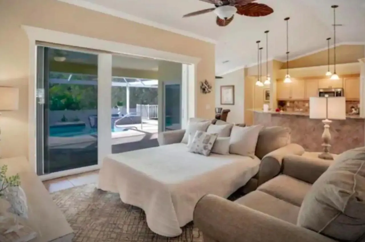 4br House Pool & Jacuzzi Access Holiday home *