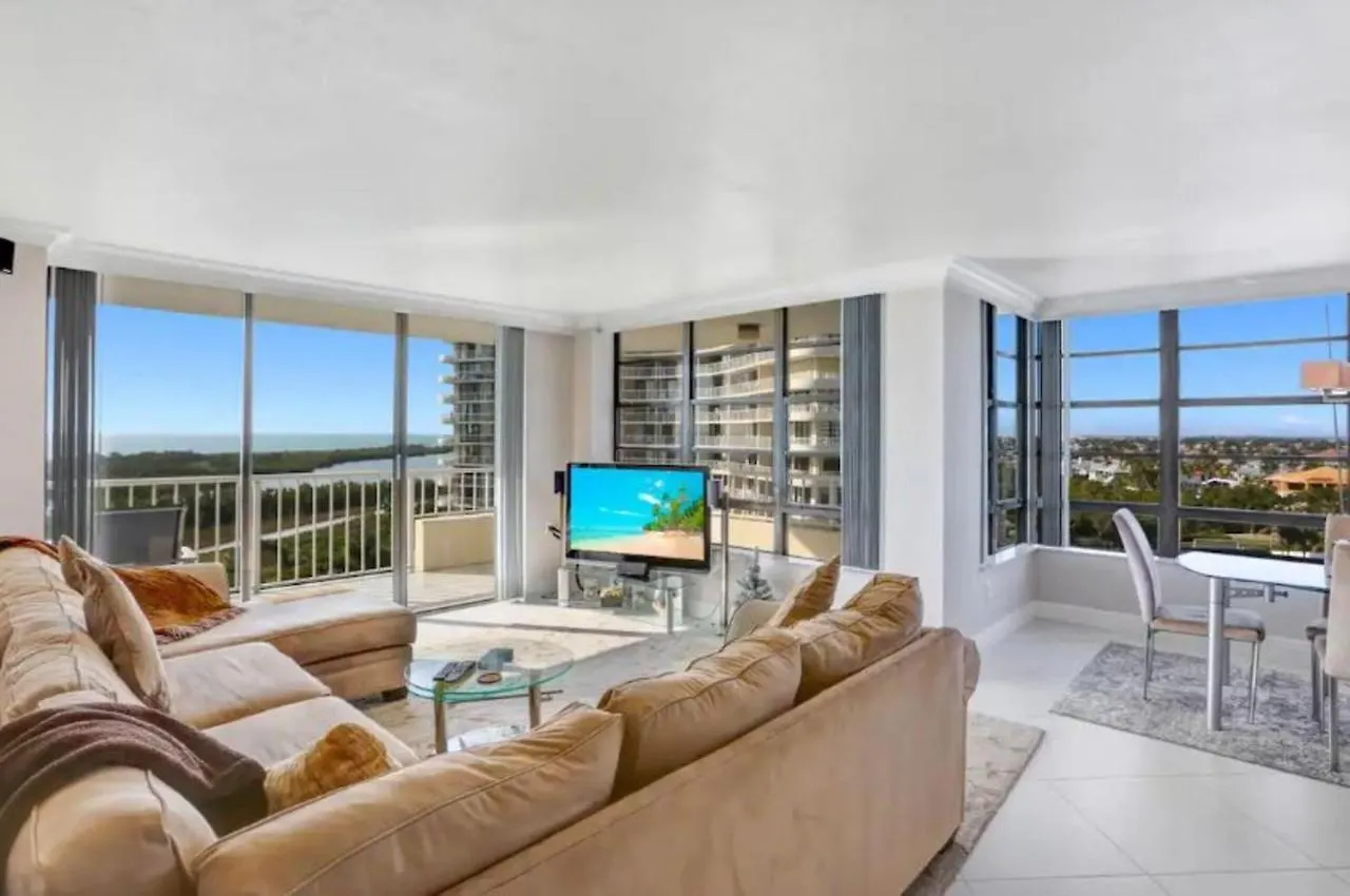 Beachfront South Seas Remodeled Paradise! Holiday home *