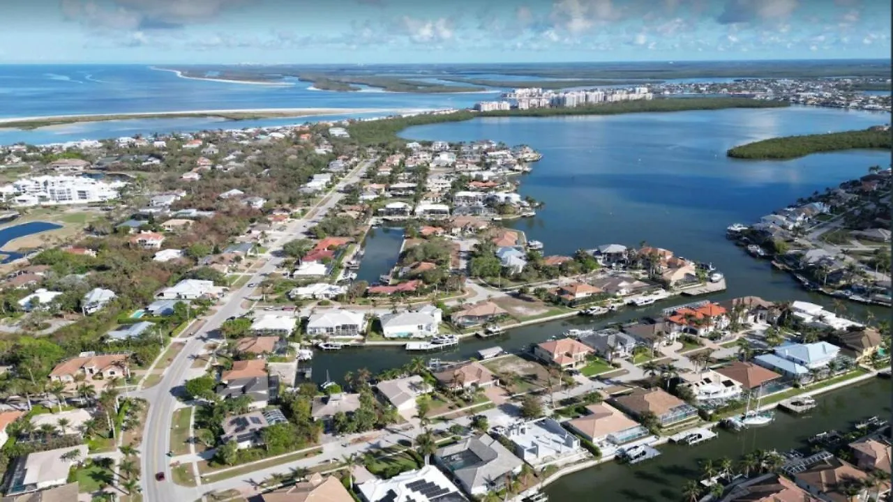 Elegant Family-friendly On Canal I 3bd2ba Sleeps 6 I Walk To & Shops Holiday home Marco Island