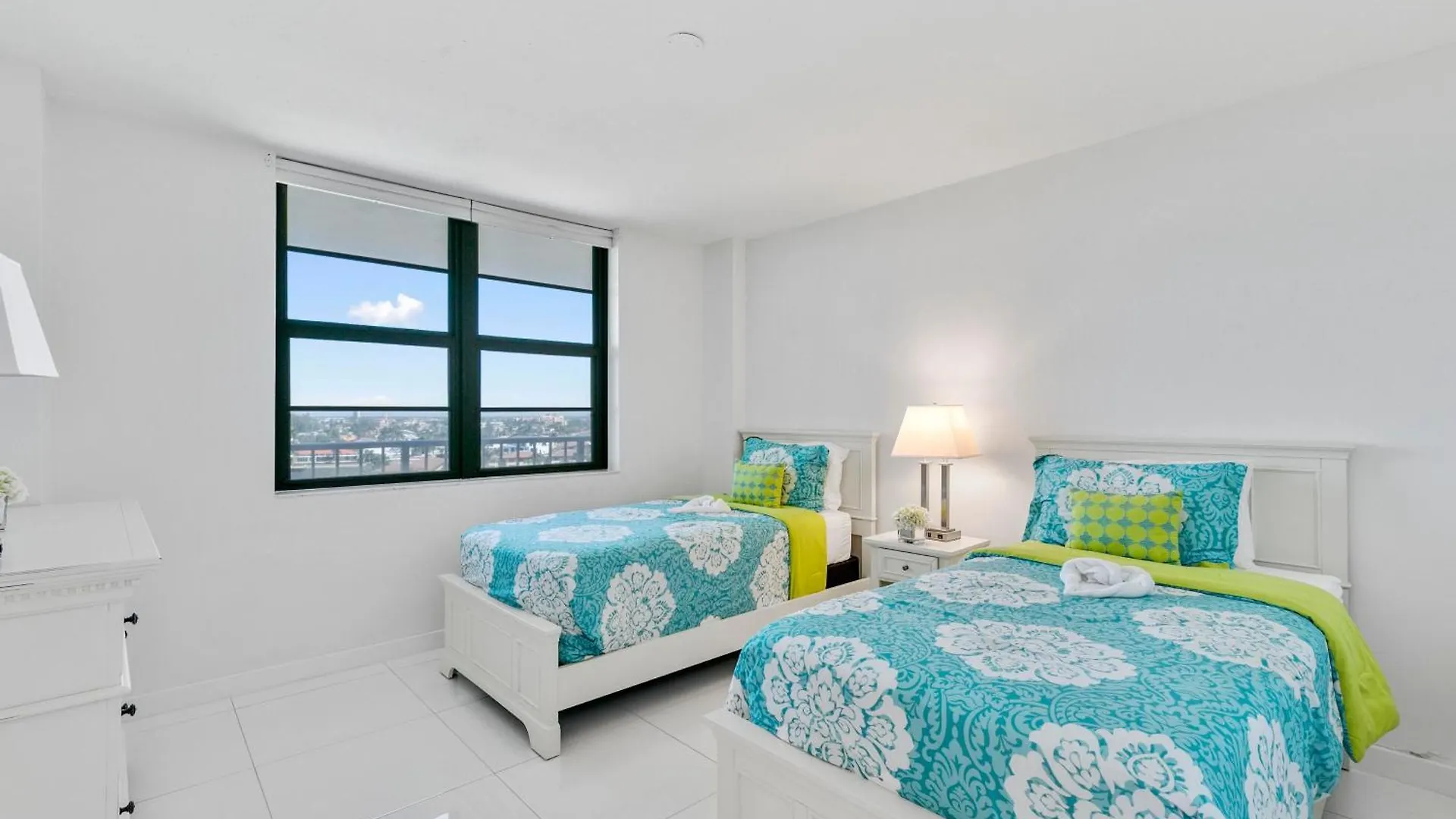 Stunning 2-bedroom Beachfront With Breathtaking Views Holiday home Marco Island