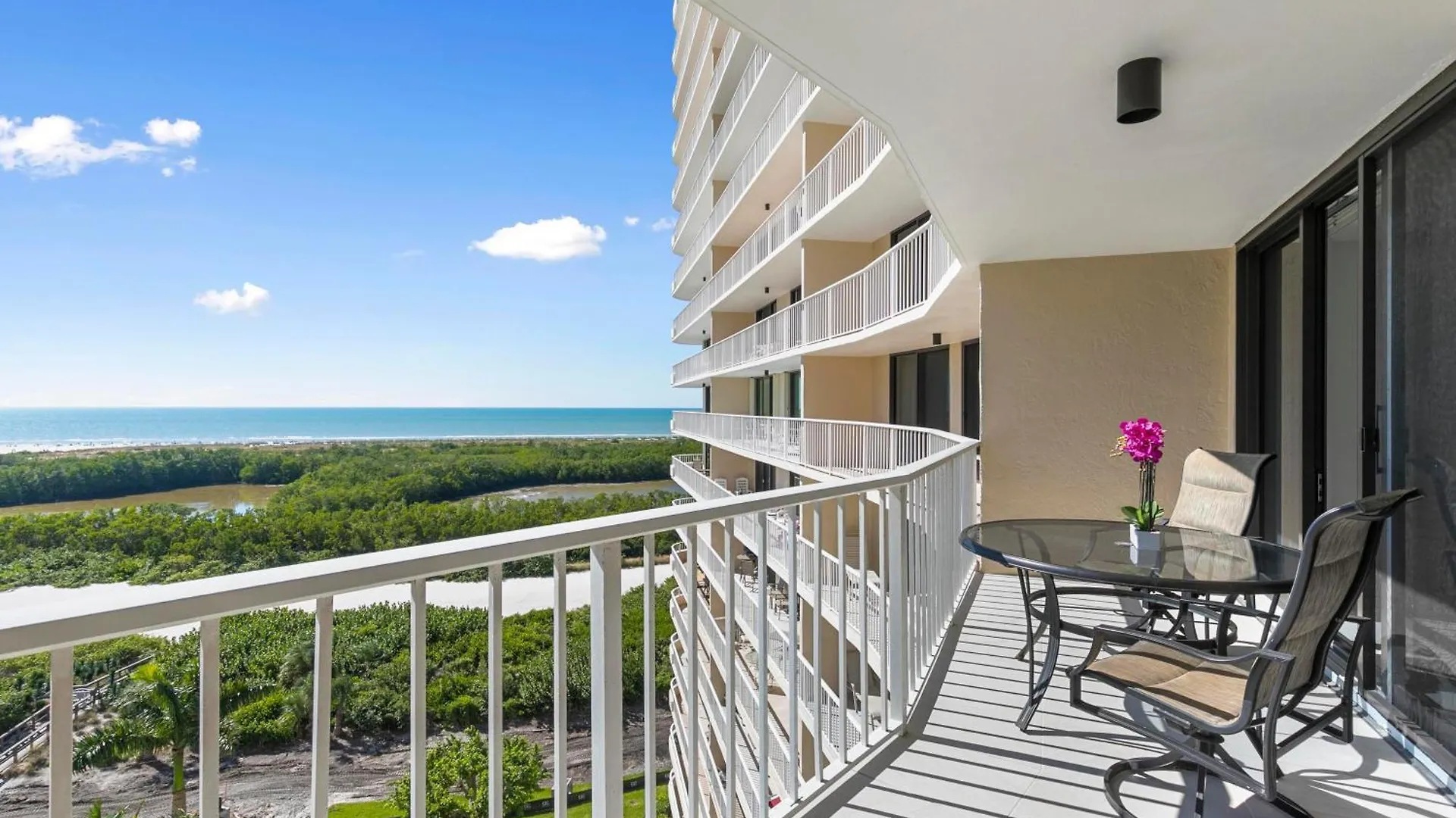 Stunning 2-bedroom Beachfront With Breathtaking Views Holiday home Marco Island