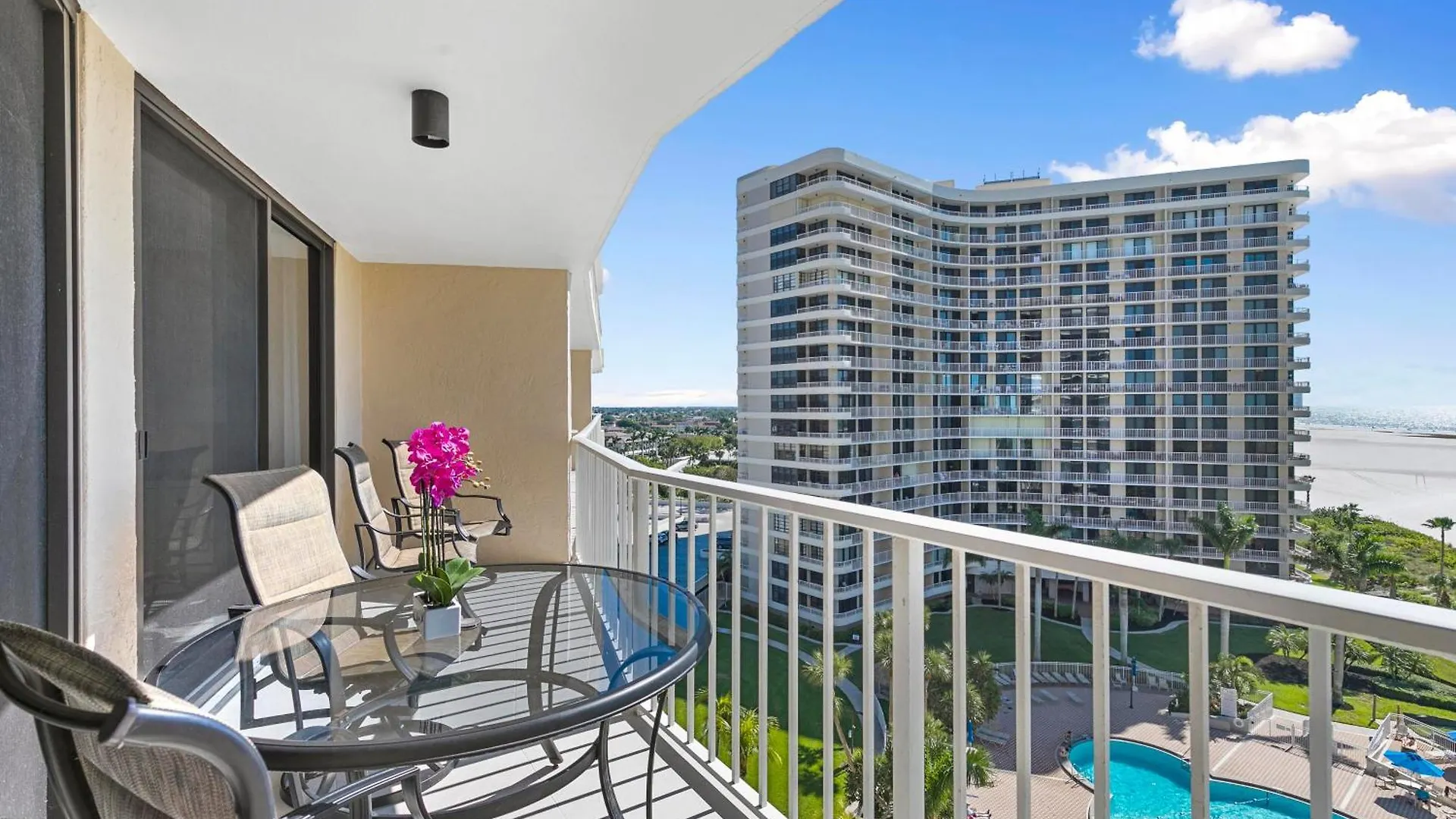 Stunning 2-bedroom Beachfront With Breathtaking Views Holiday home Marco Island
