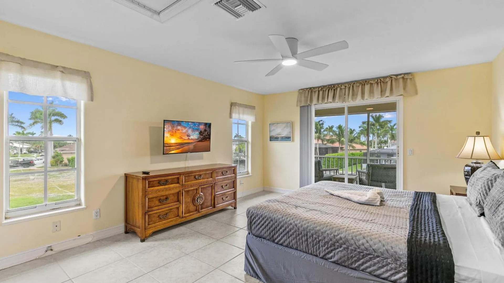 Holiday home Updated And Luxurious 5br Waterfront Oasis On *