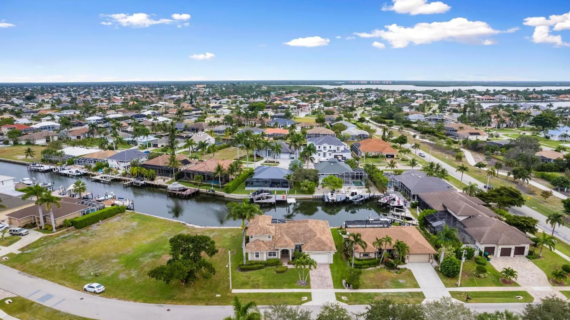 Updated And Luxurious 5br Waterfront Oasis On *