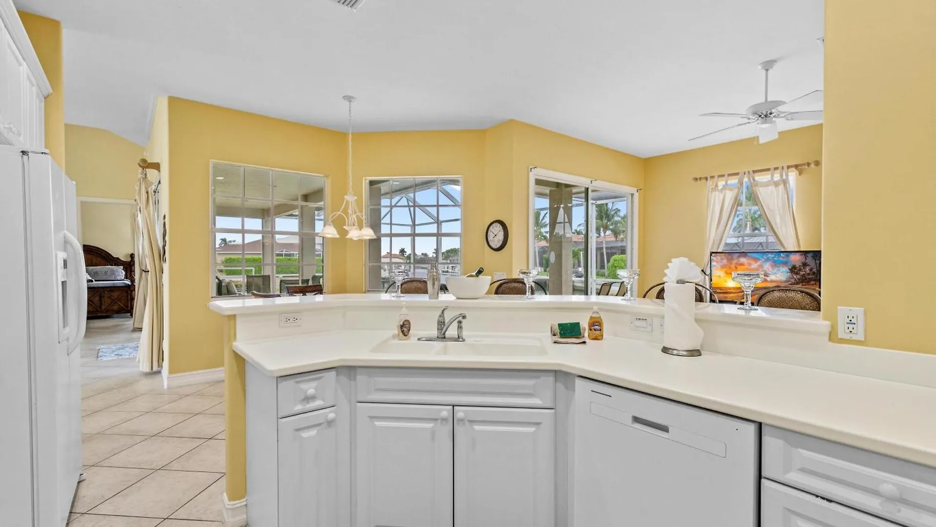 Updated And Luxurious 5br Waterfront Oasis On * Marco Island