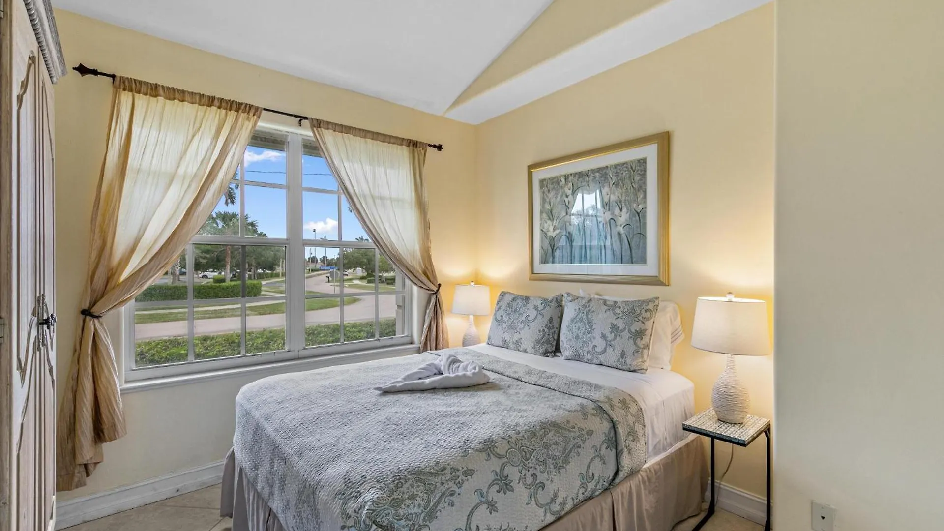 Updated And Luxurious 5br Waterfront Oasis On