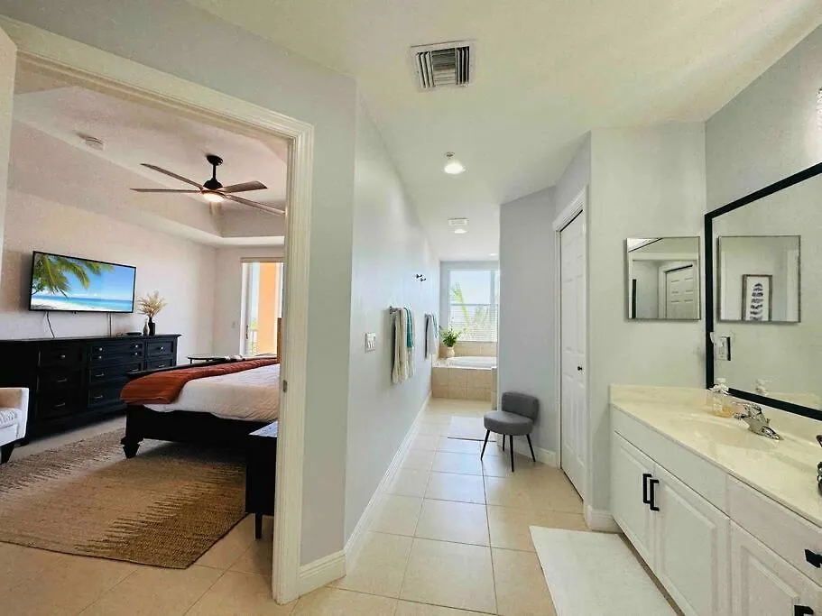 Amazing & Spacious Floor With Bay View! * Marco Island