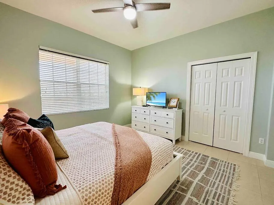 Amazing & Spacious Floor With Bay View! *