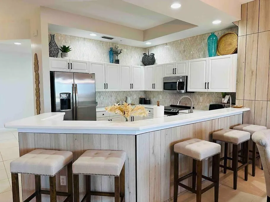 Amazing & Spacious Floor With Bay View! Apartment