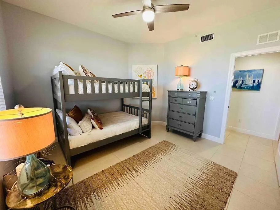 Amazing & Spacious Floor With Bay View! *