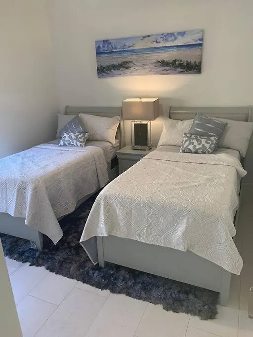 Aaa - Luxury Home, Walk To The Beach.