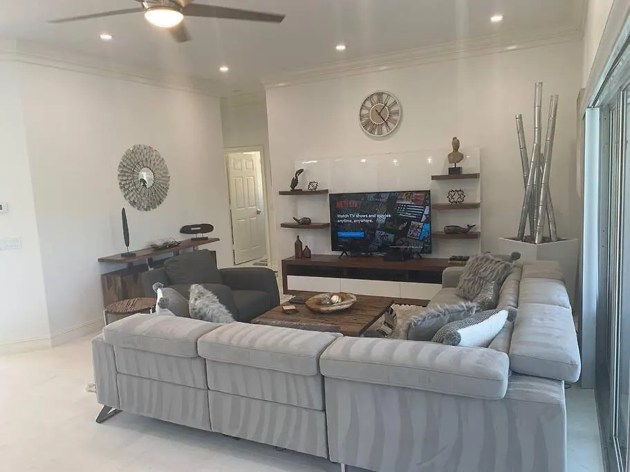 Aaa - Luxury Home, Walk To The Beach. Villa