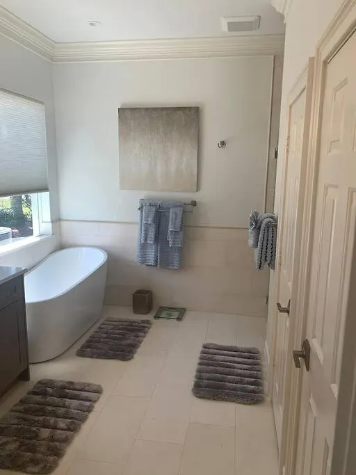 Aaa - Luxury Home, Walk To The Beach.