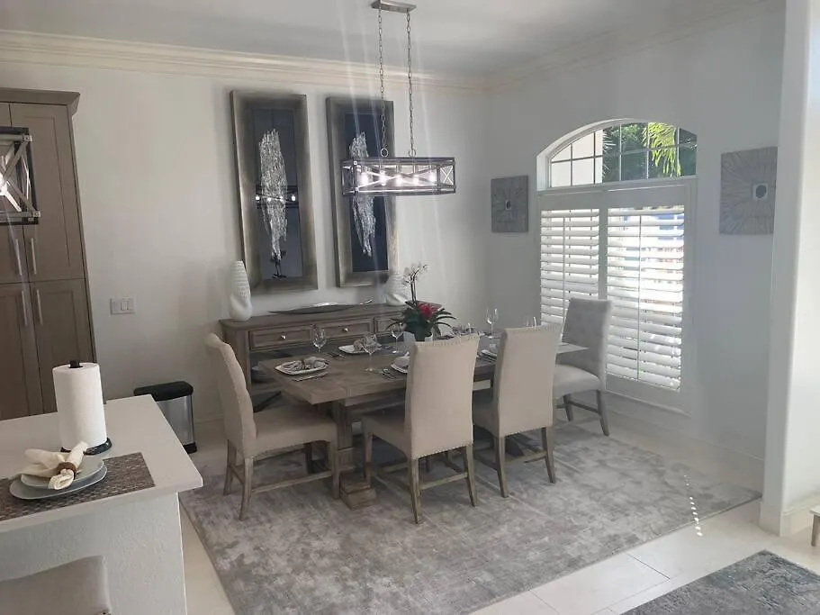 Villa Aaa - Luxury Home, Walk To The Beach.