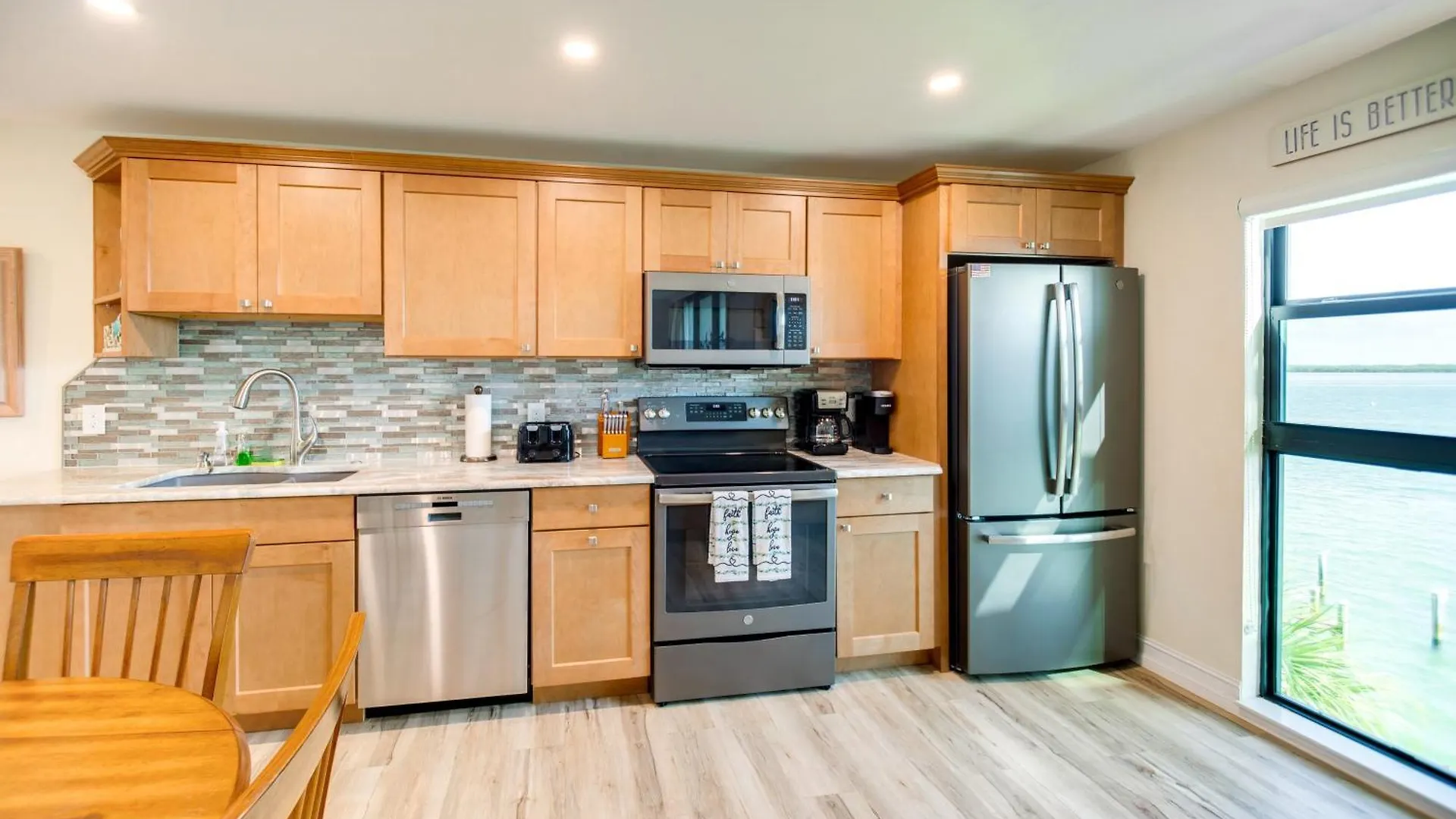Waterfront With Community Pool! Apartment *