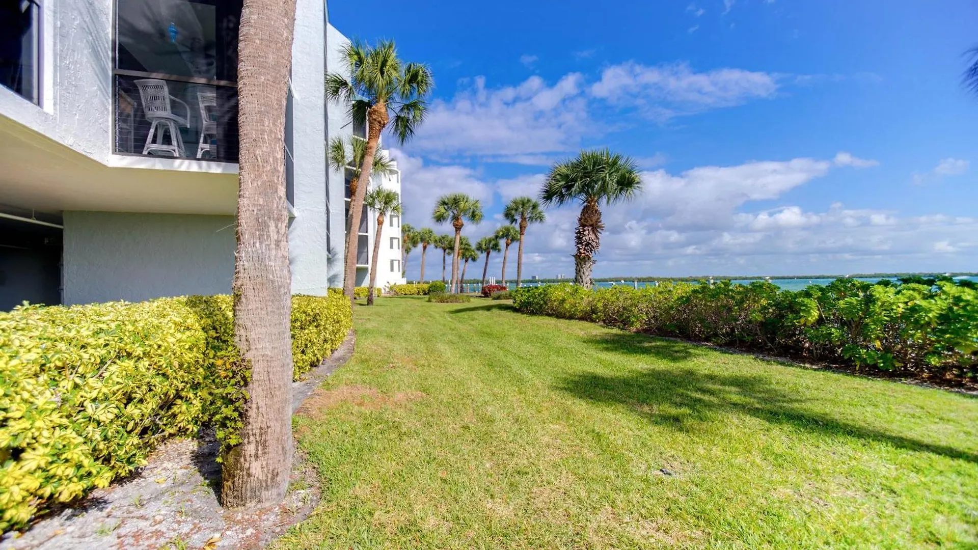 Waterfront With Community Pool! Apartment *
