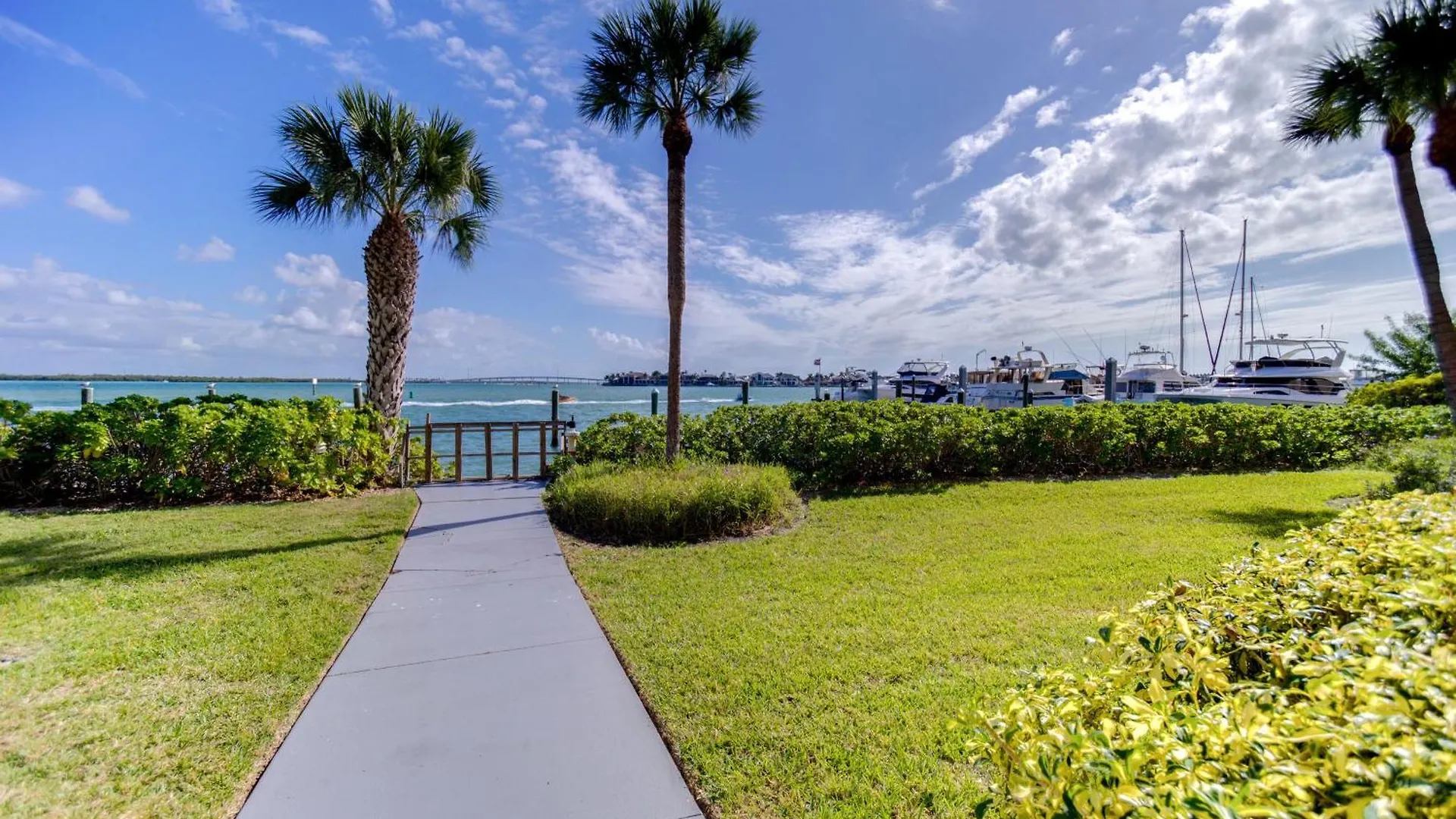 Apartment Waterfront With Community Pool! Marco Island