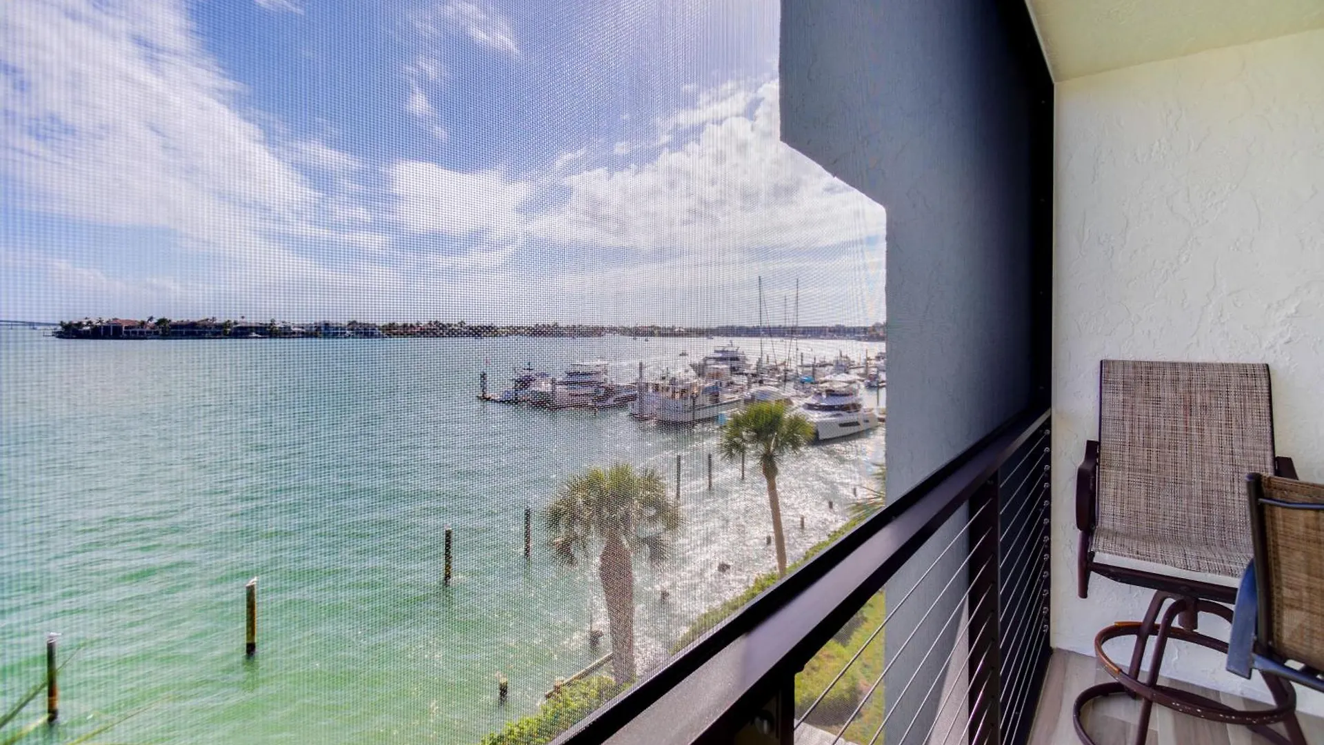 Apartment Waterfront With Community Pool! *
