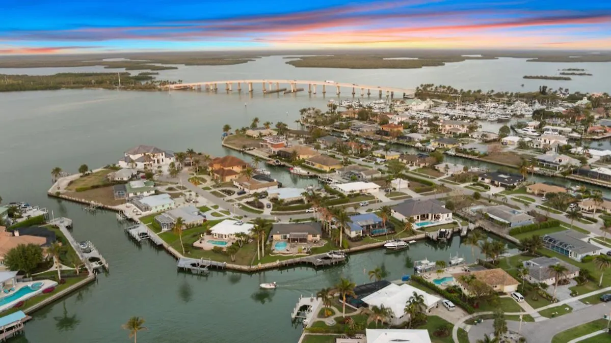 Elevated 955 - Spacious Family Riverfront 4 Bedrooms Marco Island