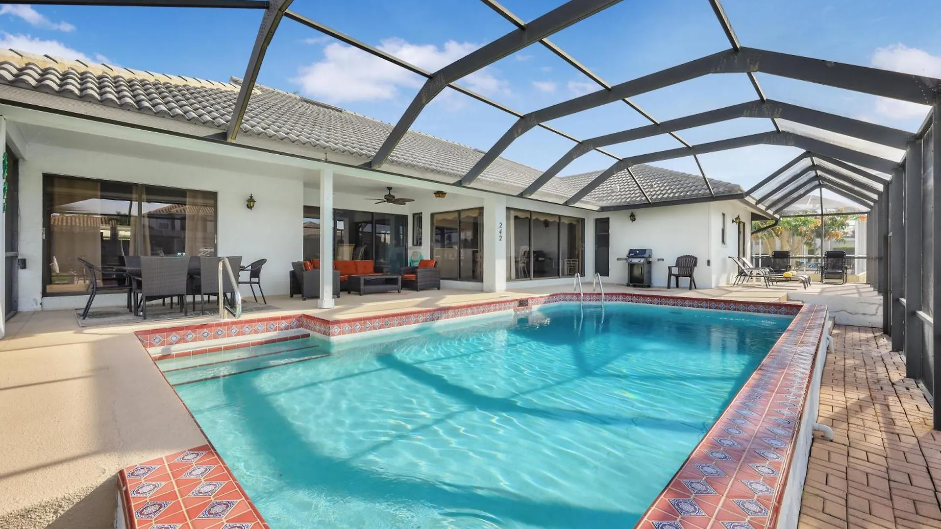 Seahorse Waterfront Pool Holiday home *