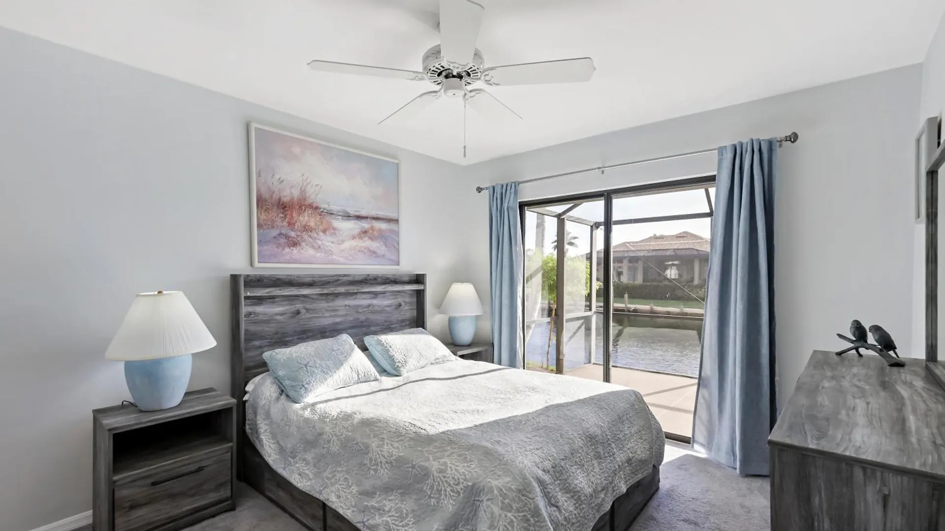 Seahorse Waterfront Pool Holiday home *